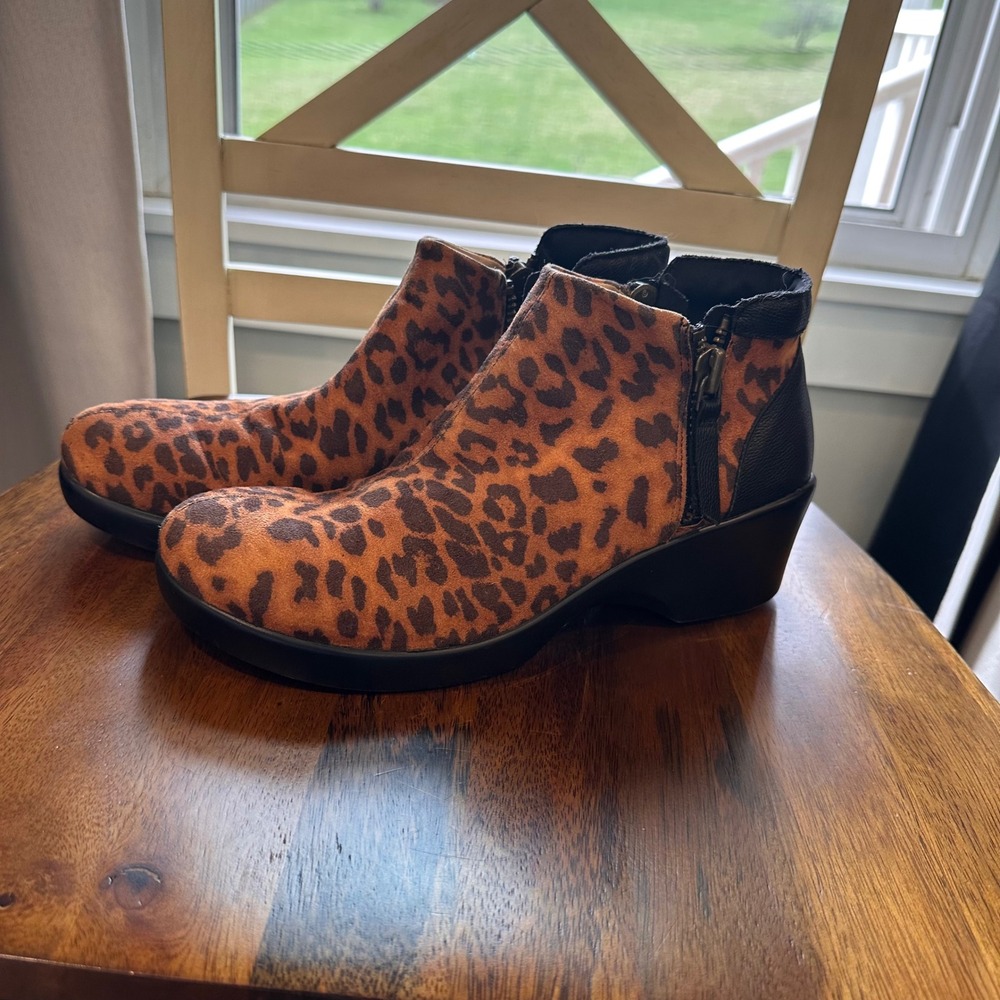 Alegria‎ Ankle Bootie Women 40 Leopard Print Leather Dual Zip Wedge Comfort
